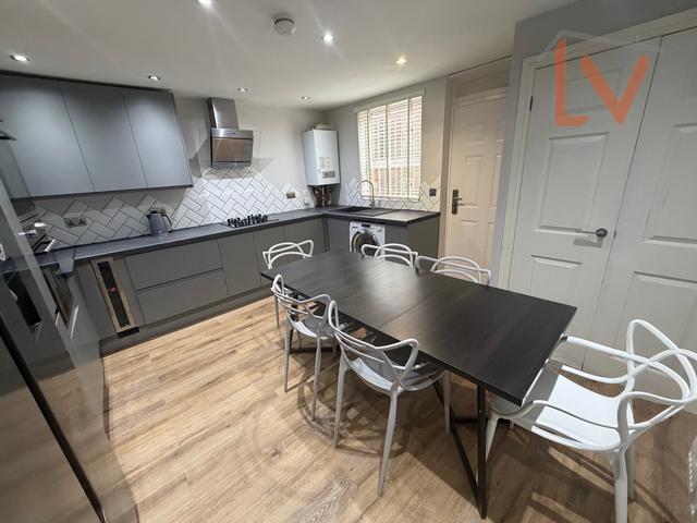 6 bed house — Hartley Crescent, Woodhouse