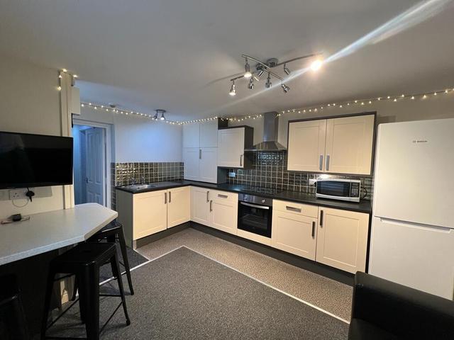 3 bed apartment — Parkers Road, Broomhill