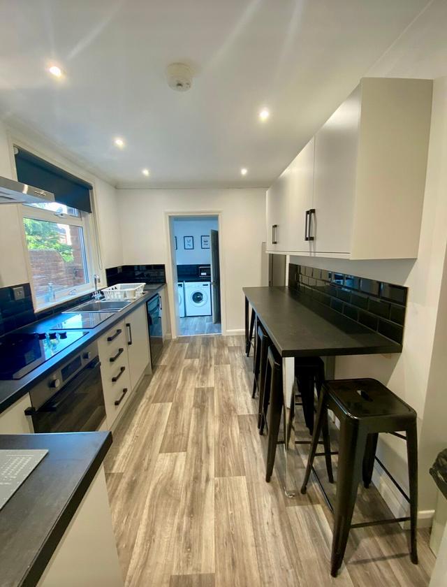 5 bed house — St. Johns Road, Newtown