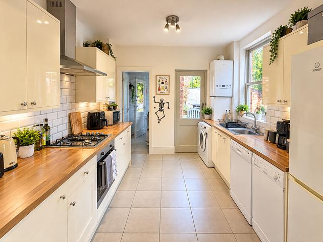 4 bed house — Harrow Road, Westcotes