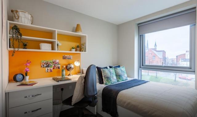 En-Suite, One Islington Plaza — 1-10 Devon Street, City Centre