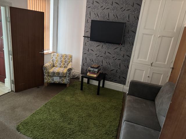 5 bed house — Compton Street, Crookes