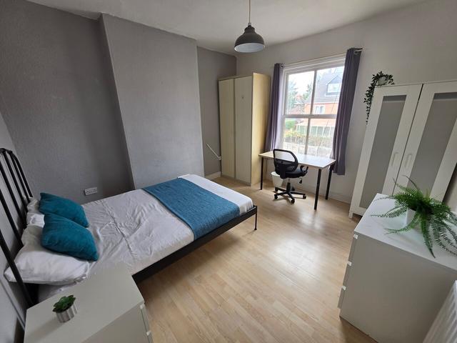 6 bed house — Beeston Road, Dunkirk