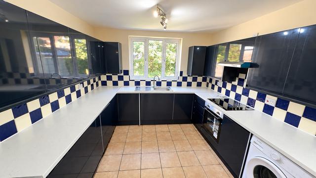 8 bed house — Woodville Road, Cathays