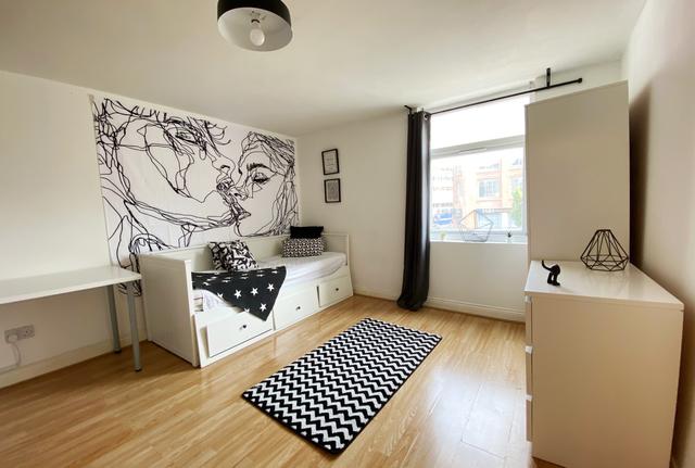 1 bed apartment — Humberstone Gate, City Centre