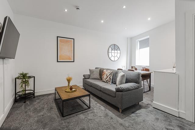 5 bed house — Holt Road, Kensington