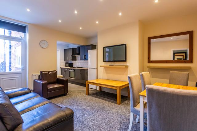 3 bed apartment — Hotspur Street, Heaton