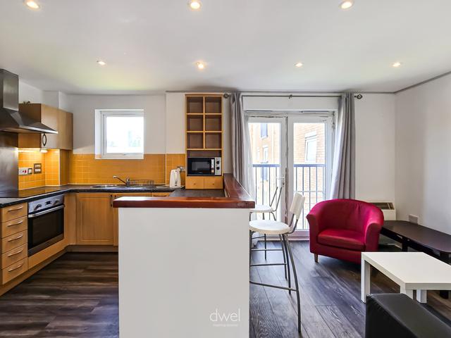 3 bed apartment — Rolls Crescent, Hulme