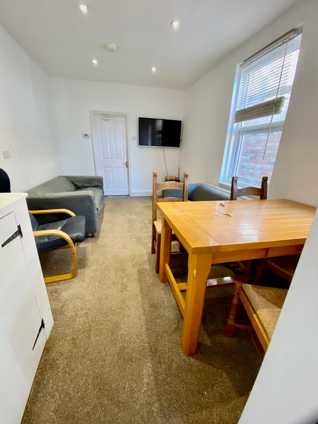 5 bed house — Danes Road, City Centre