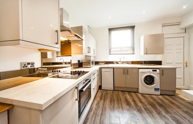 6 bed house — Burchett Place, Woodhouse