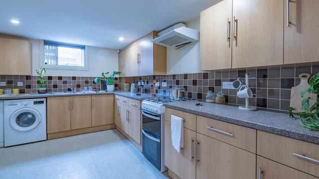 5 bed house — Burchett Place, Woodhouse