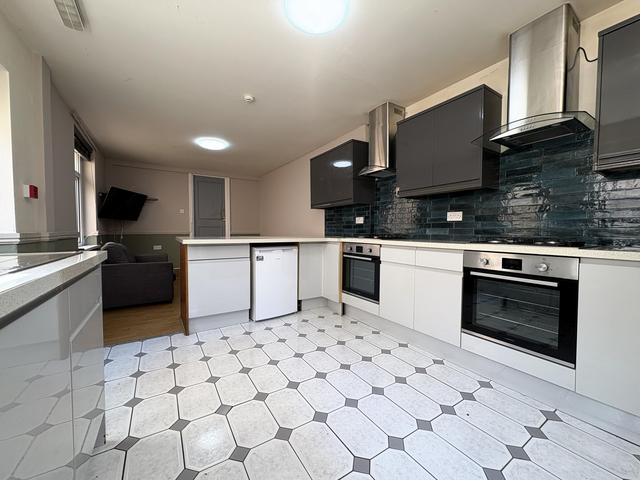 7 bed house — Harriet Street, Cathays