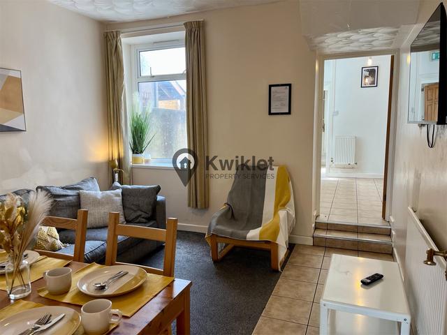 4 bed house — Oliver Terrace, Treforest