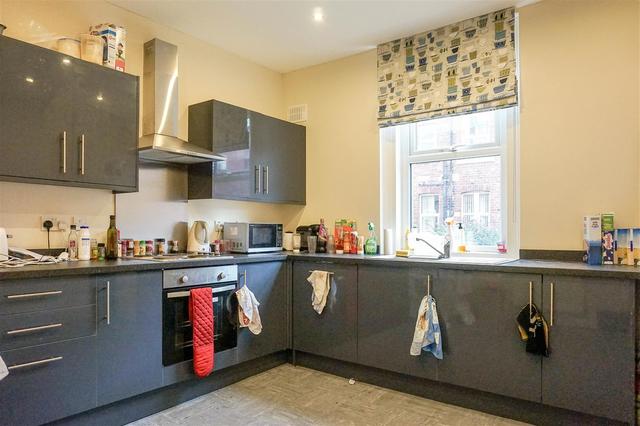 3 bed house — Newport View, Headingley
