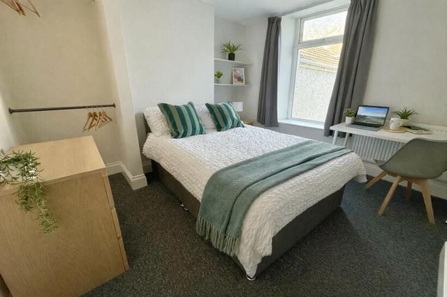 6 bed house — Port Tennant Road, Port Tennant
