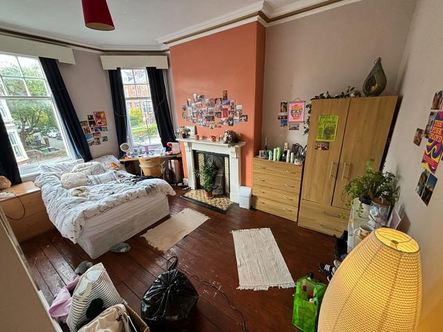 10 bed house — Regent Park Avenue, Hyde Park