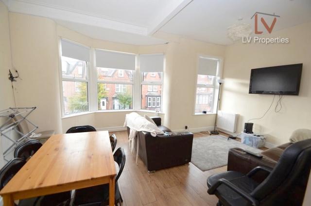 4 bed house — Estcourt Avenue, Headingley