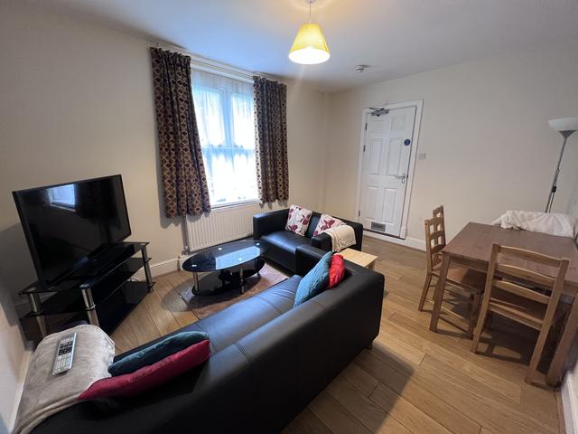 5 bed house — Gwydr Crescent, Uplands