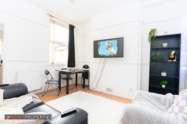 3 bed house — Guelph Street, Kensington