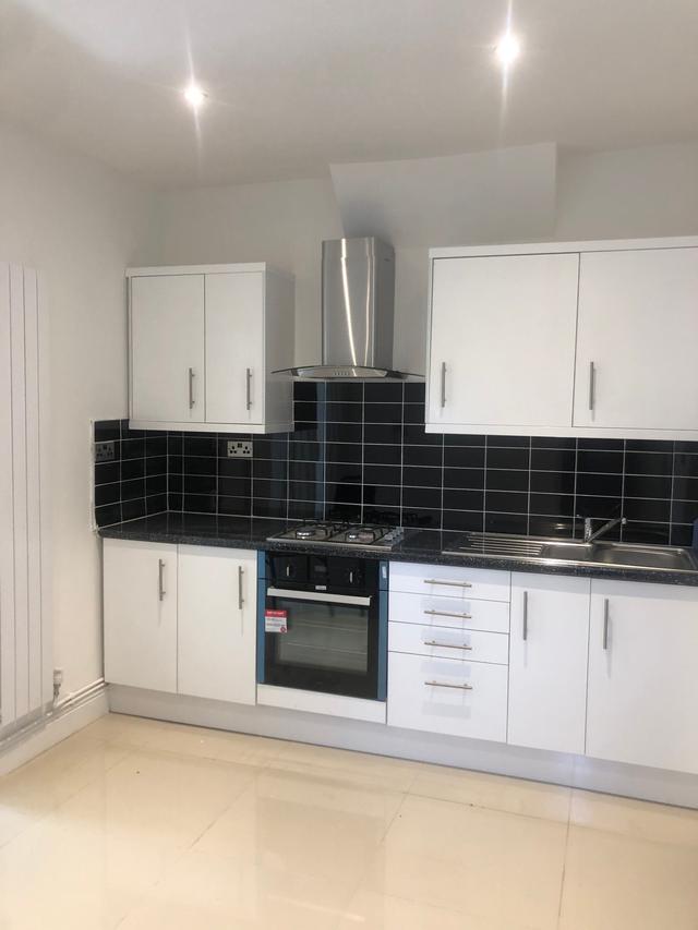 3 bed house — Brook Road South, Brentford