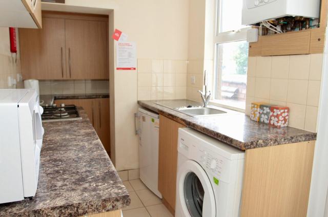 3 bed house — Edward Road, Clarendon Park