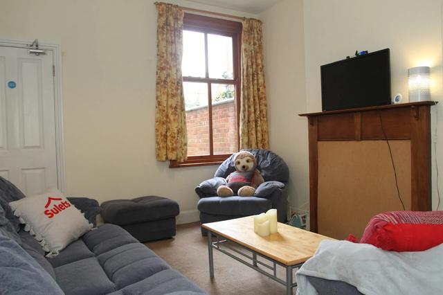 3 bed house — Montague Road, Clarendon Park