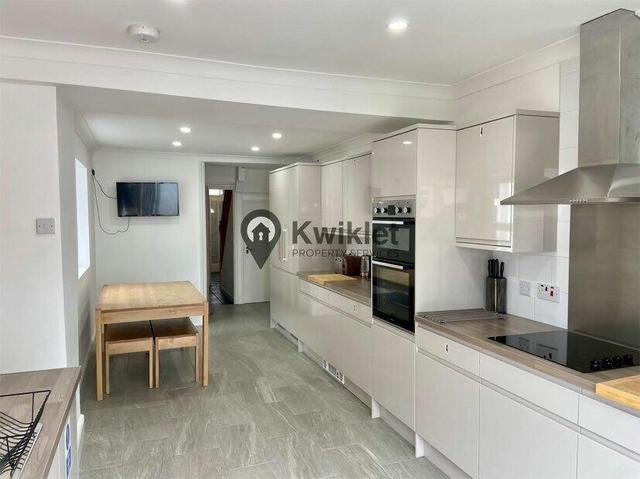 5 bed house — Queen Street, Treforest