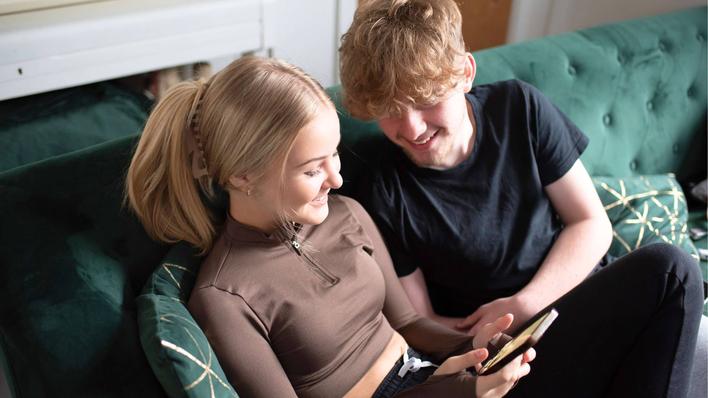 Is 'Flatcest' Okay? The Dos and Don'ts of Dating a Housemate