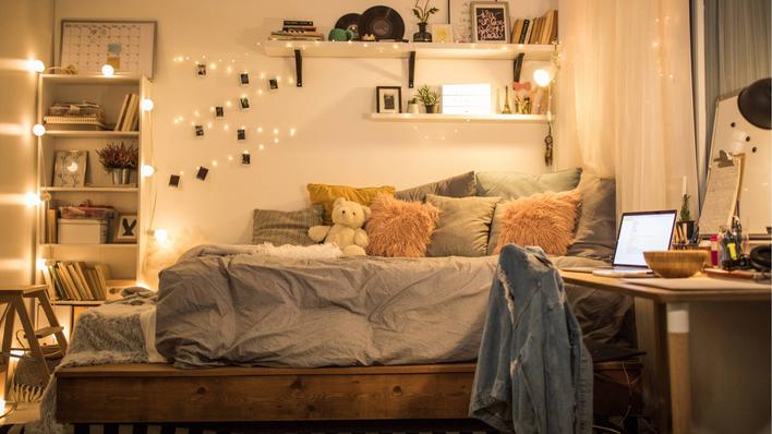 7 Renter-Friendly Ways to Decorate Your Student Room