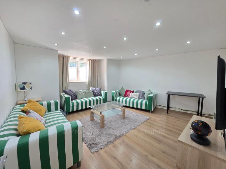 Headingley Avenue Leeds, Headingley, Leeds, LS6 3ER