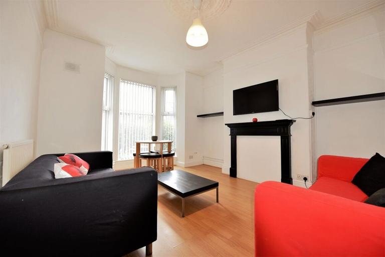 Cardigan Road - 4 Bed, Hyde Park, Leeds, LS6 1QL
