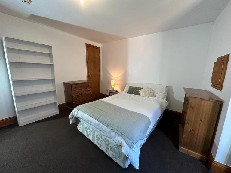 Manor Drive, Hyde Park, Leeds, LS6 1DD