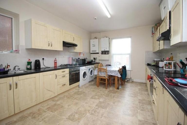 Cardigan Road, Hyde Park, Leeds, LS6 3BJ
