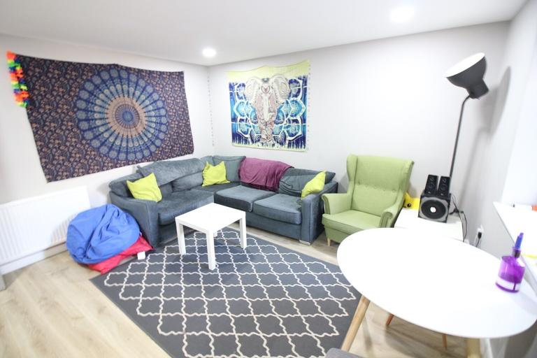 Russell Street, Cathays, Cardiff, CF24 3BG