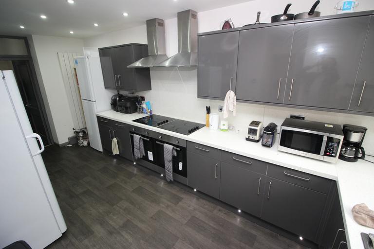 Grosvenor Road, Hyde Park, Leeds, LS6 2DZ