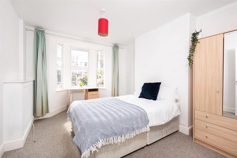 Coronation Avenue, Oldfield Park, Bath, BA2 2JW