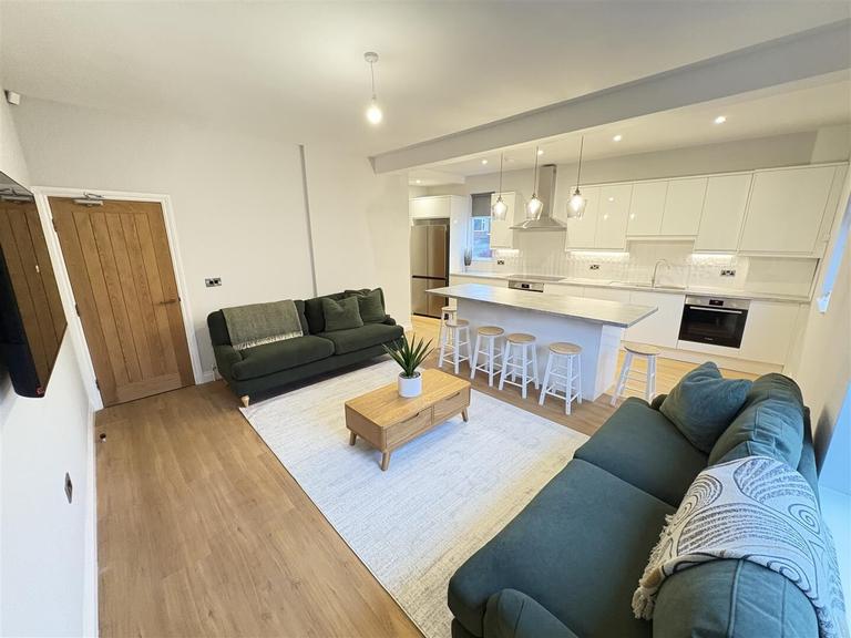 Ash Road, Headingley, Leeds, LS6 3HD