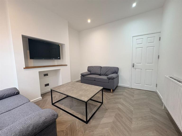 Tapton Bank, Broomhill, Sheffield, S10 5GG