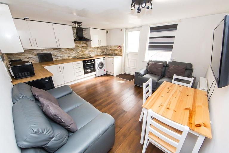 Headingley Mount, Headingley, Leeds, LS6 3EL