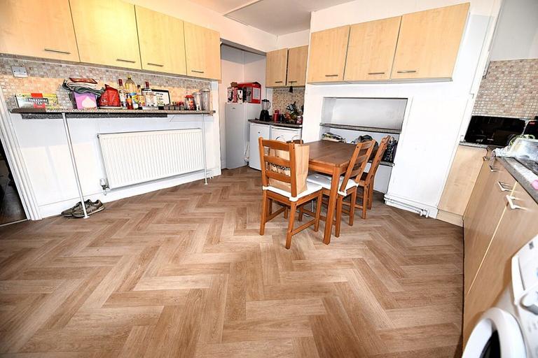 Ashville View, Hyde Park, Leeds, LS6 1LT