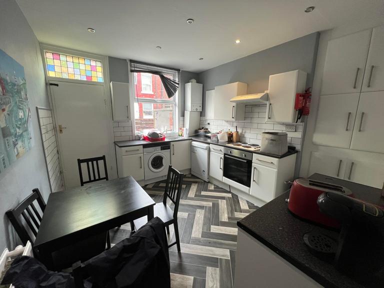 Welton Grove, Hyde Park, Leeds, LS6 1ES