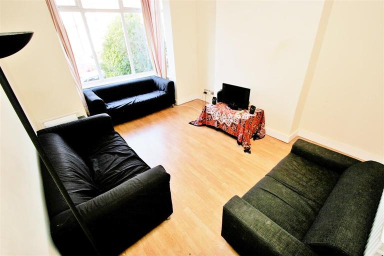 Royal Park Avenue, Hyde Park, Leeds, LS6 1EY
