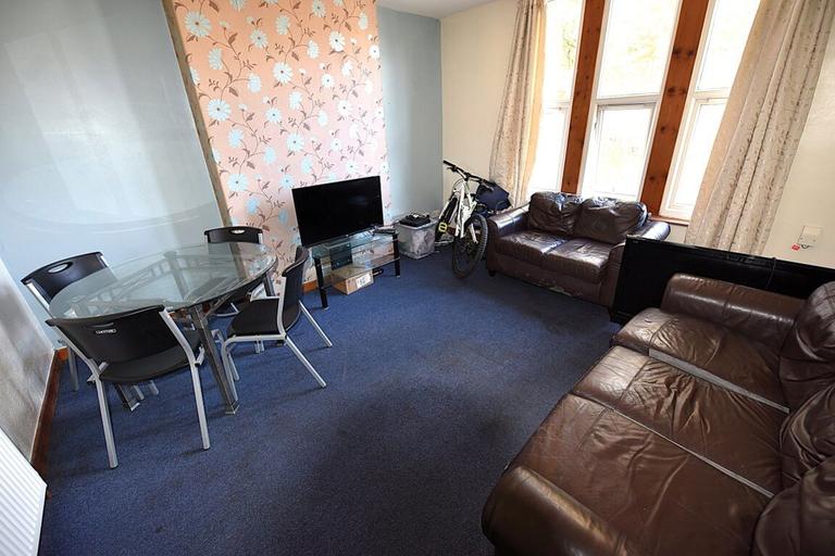 Flat B, Hyde Park, Leeds, LS6 3AG