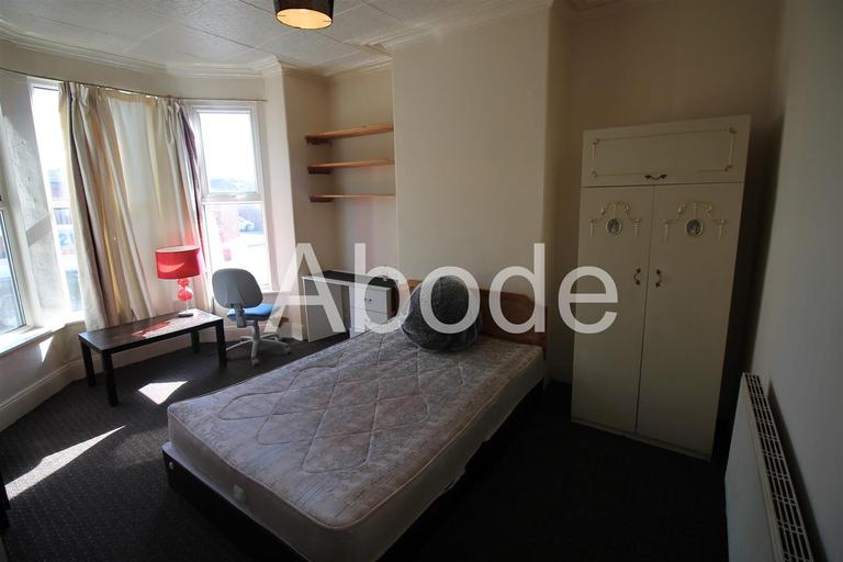 Norwood Grove, Hyde Park, Leeds, LS6 1DT