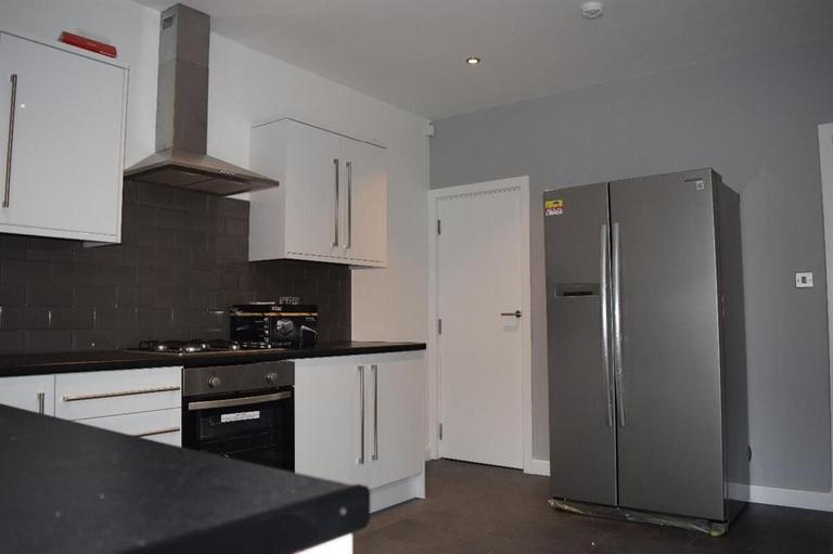 Queens Road, Hyde Park, Leeds, LS6 1HU