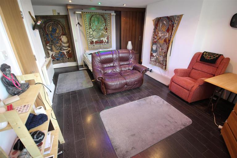 33 Richmond Road, Hyde Park, Leeds, LS6 1BX