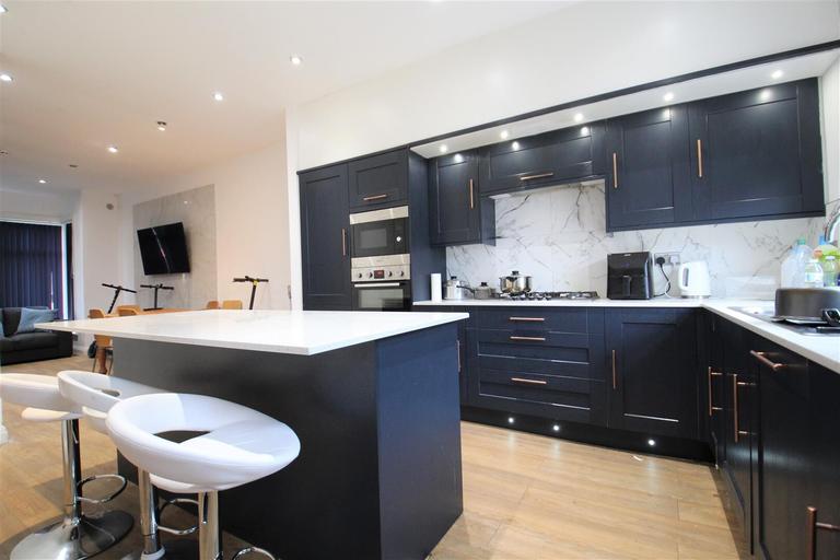 Headingley Avenue, Headingley, Leeds, LS6 3ER