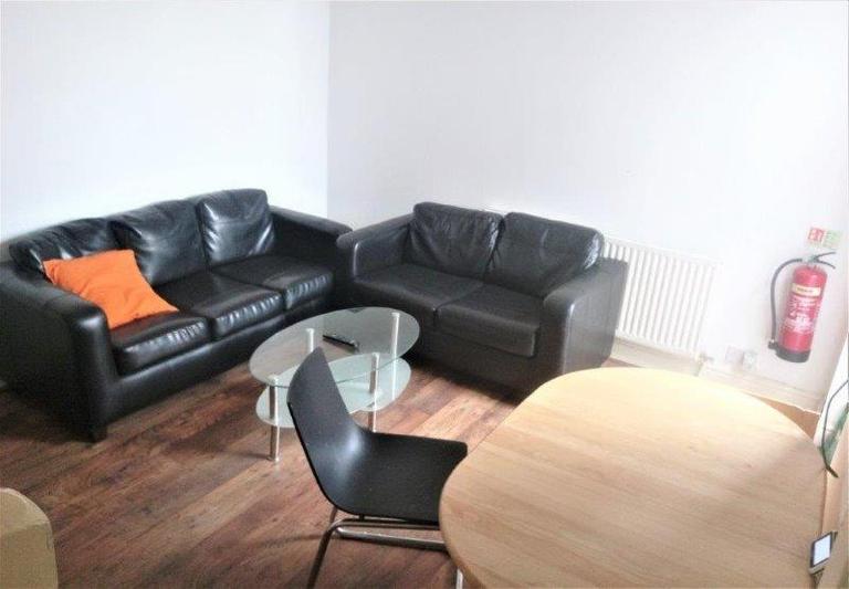 3 bedroom apartment for rent Wilmslow Road, Manchester, M14 5TB UniHomes