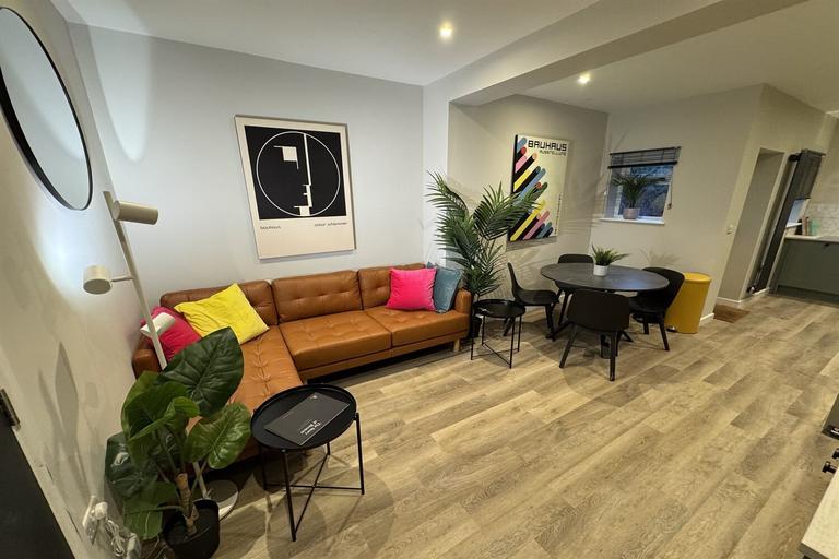 City Road, Beeston, Nottingham, NG9 2LQ