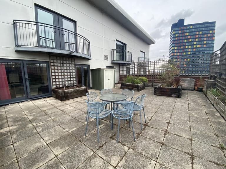 City centre 2 bed apartment - with parking, Cardiff – Updated 2023 Prices